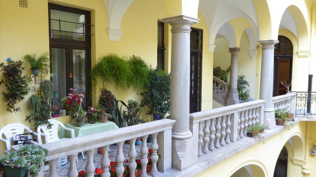 Charming Art Deco Flat Apartment Budapest Ruang foto